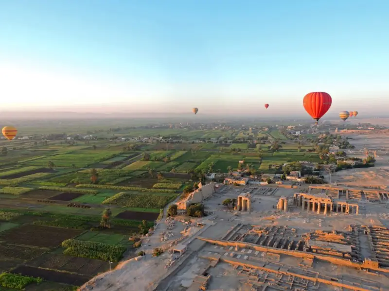 How to Choose Your Tourism Niche: Group Tours, Private Excursions, or Transfers?